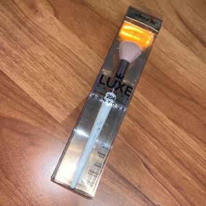 Brand New in Packaging Amor Us Luxe Basics Contour Brush